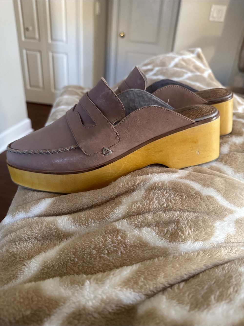 Kelsi Dagger Window Dove Clog